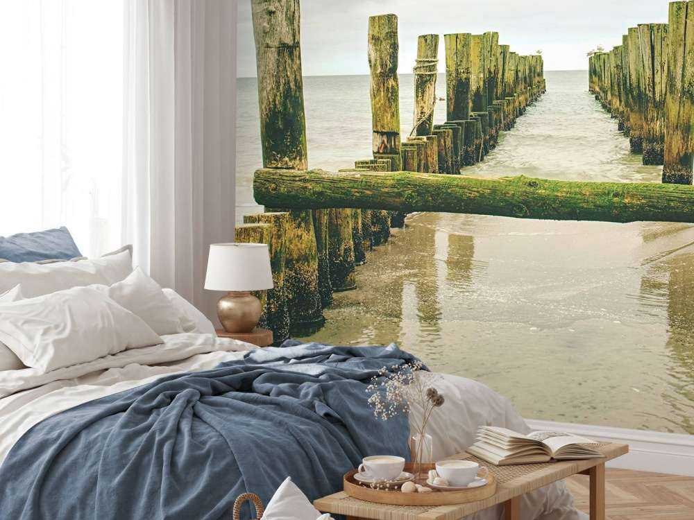 Mossige paalhoofden in het water