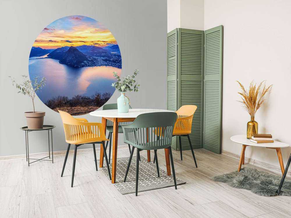 Bovenaanzicht op een stad met bergen