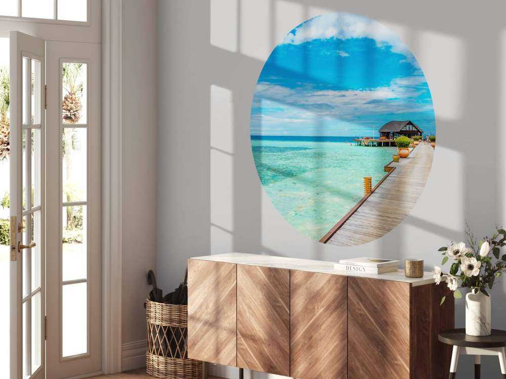 Houten steiger naar een bungalow