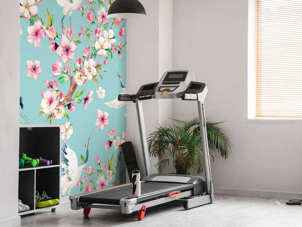 Kraanvogels tussen roze bloemen