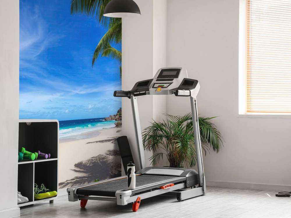 Tropisch strand met palmboom