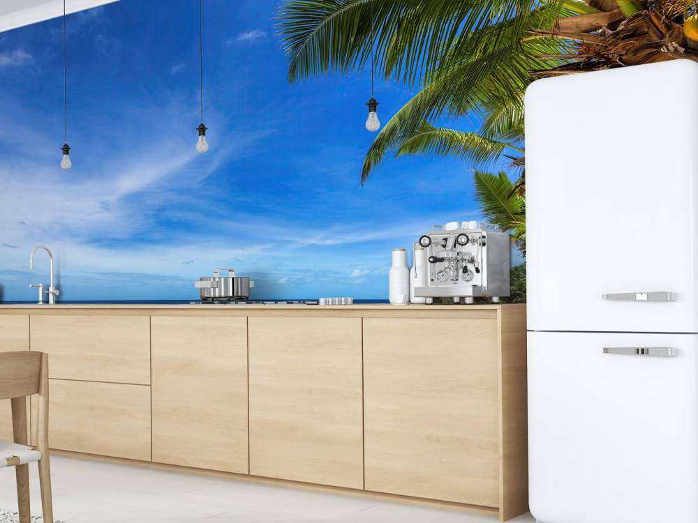 Tropisch strand met palmboom