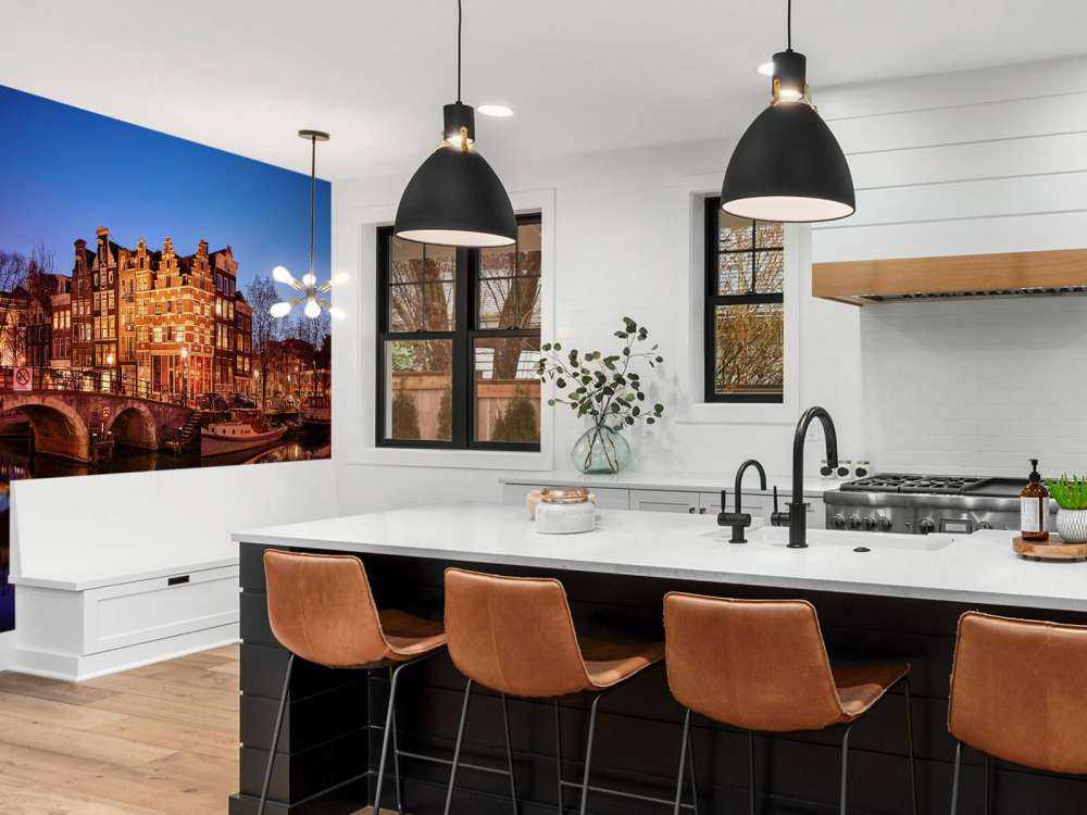 Verlichte huizen langs de gracht