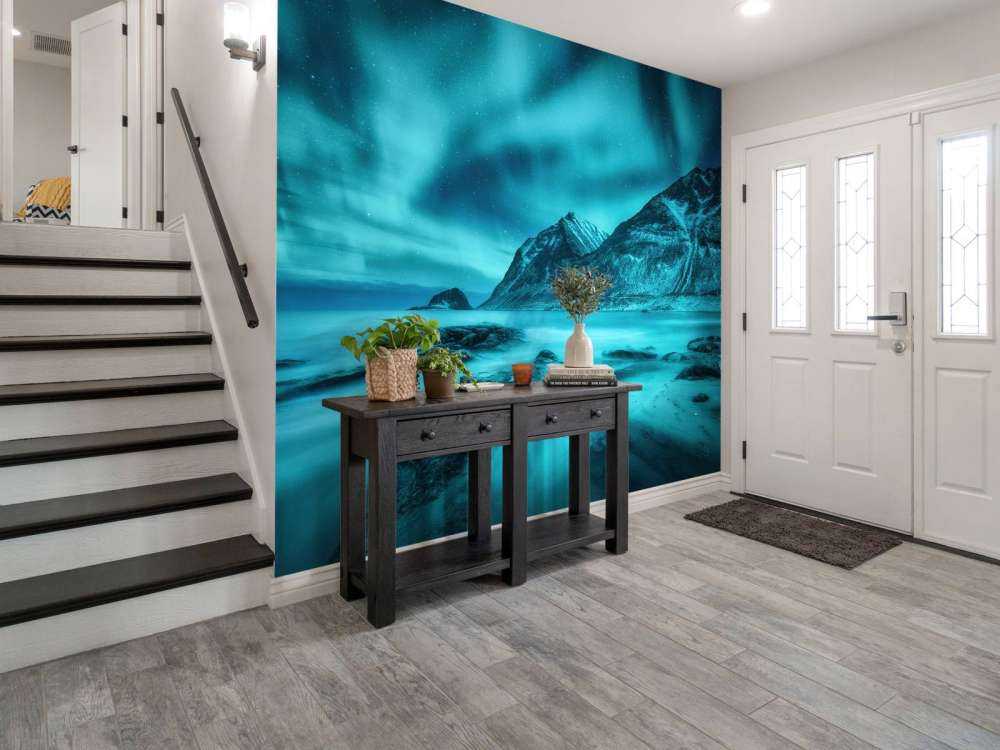 Blauw noorderlicht met bergen