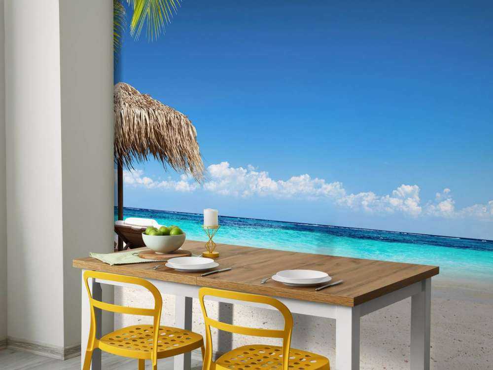 Stoelen en parasol op tropisch strand