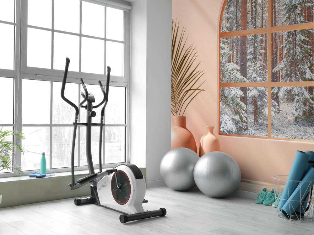 Sneeuwstilte in dennenbos