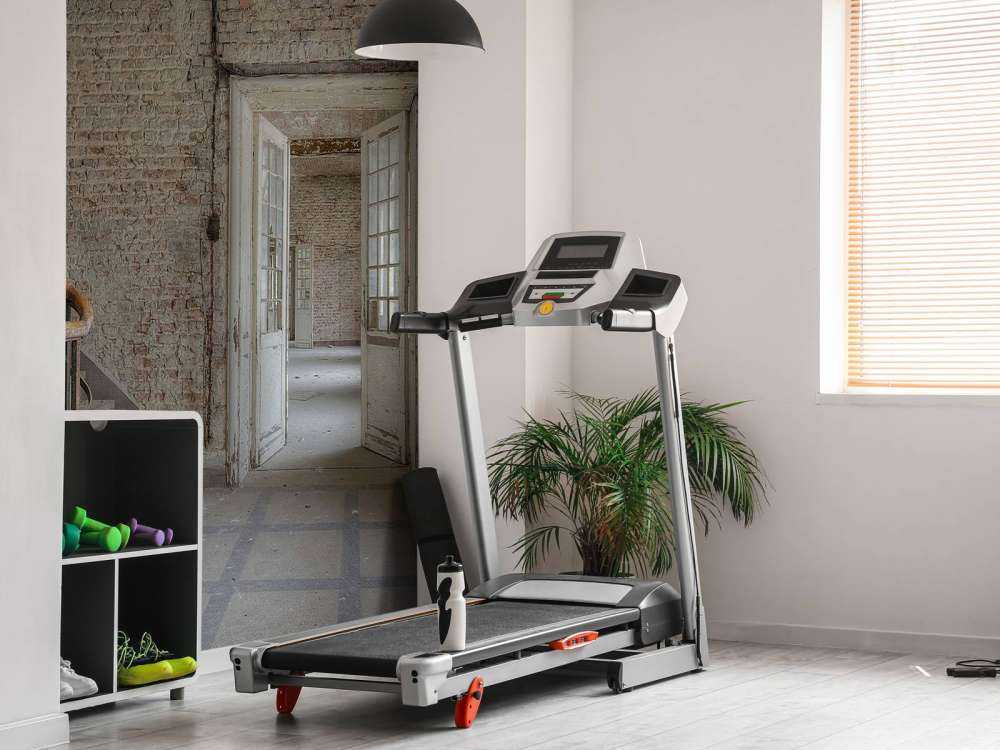 Lege gang met bakstenen muren