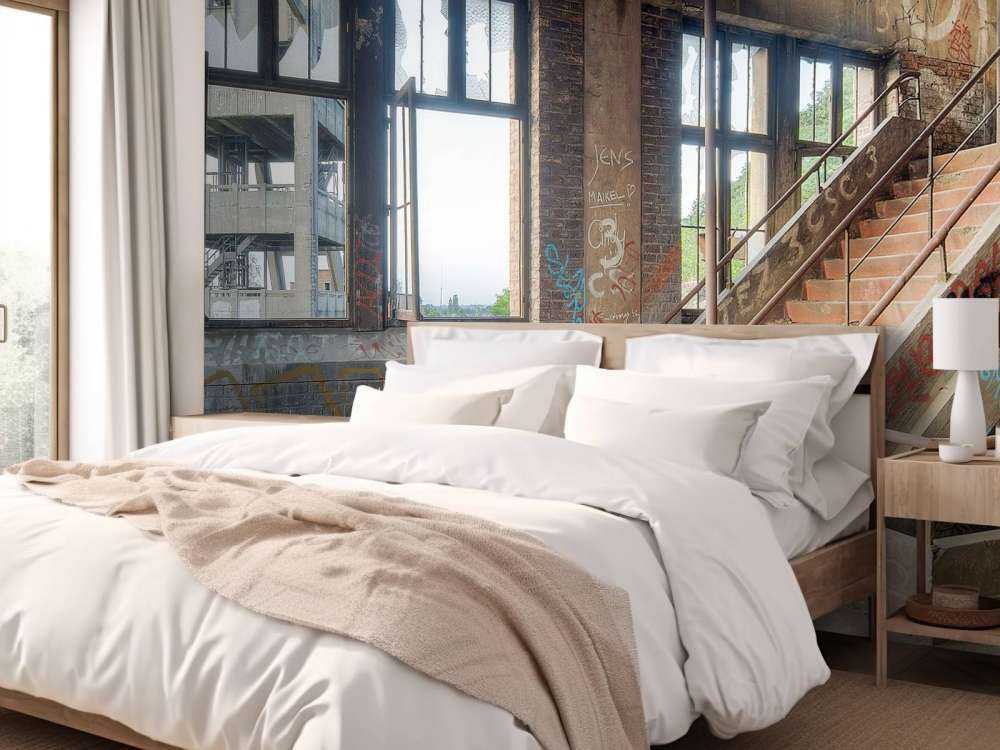 Vervallen trappenhuis met graffiti