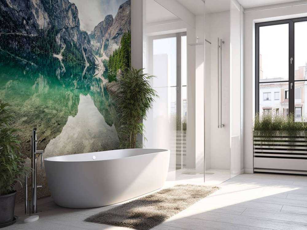 Smaragdgroen bergmeer met rotswanden