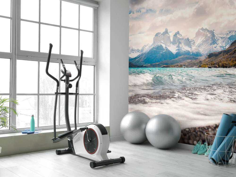 Turquoise bergmeer met golvende kust