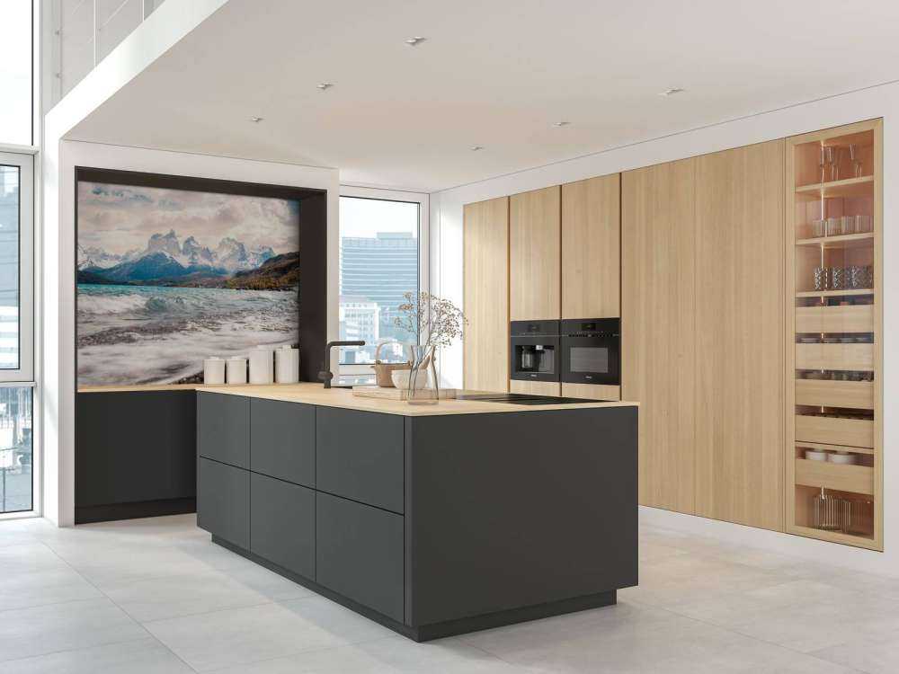 Turquoise bergmeer met golvende kust