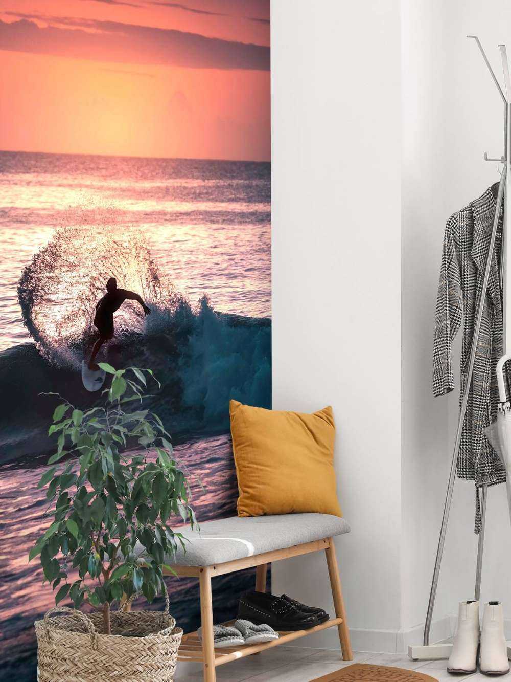 Surfer in de roze avondgloed