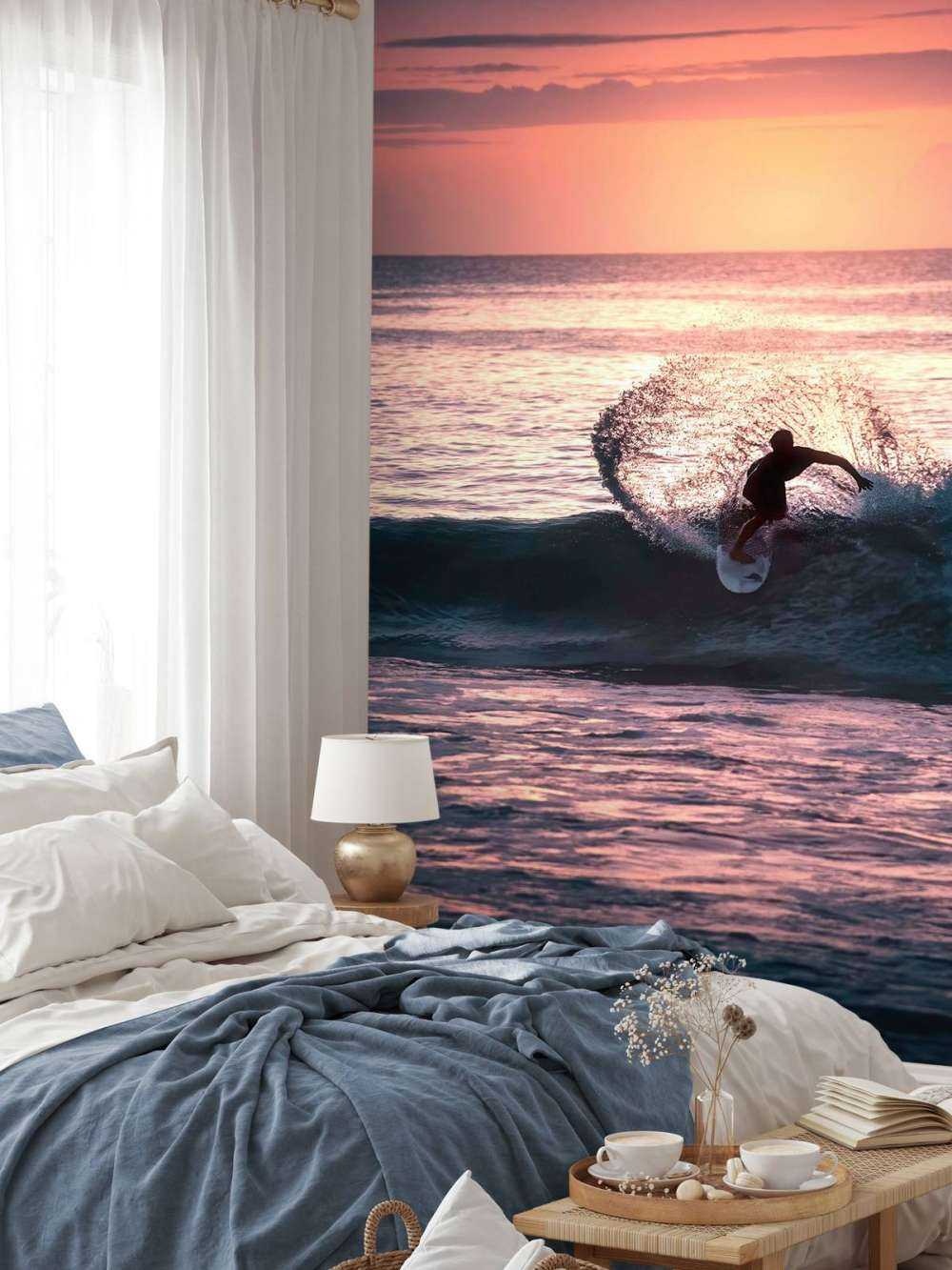 Surfer in de roze avondgloed