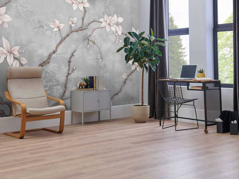 Witte magnoliatak op mistgrijs