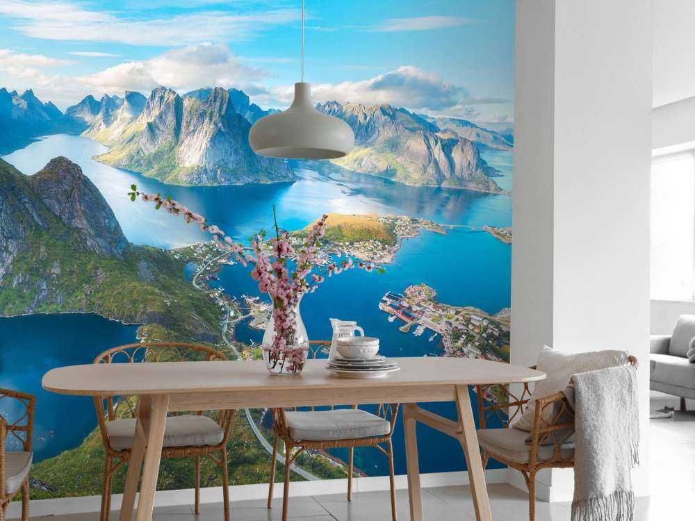 Bergmeer en fjorddorp in zonlicht