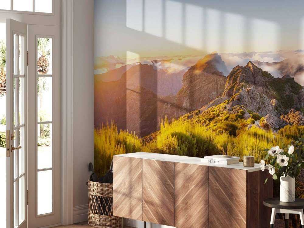 Zonsopkomst boven bergpad en wolken