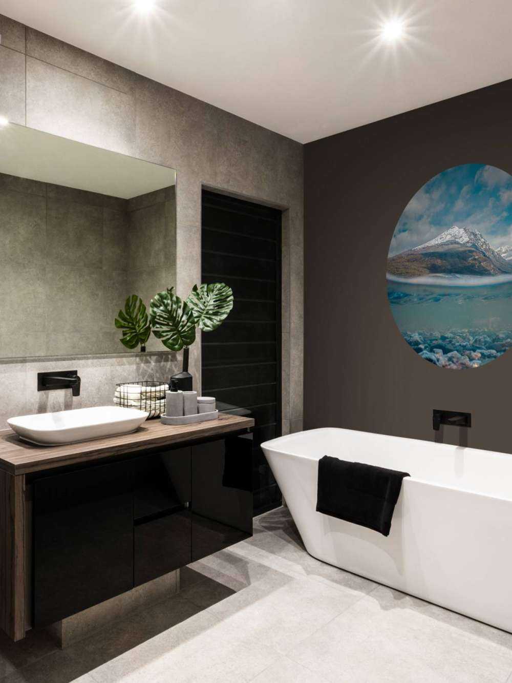 Bergzicht door helder gletsjerwater