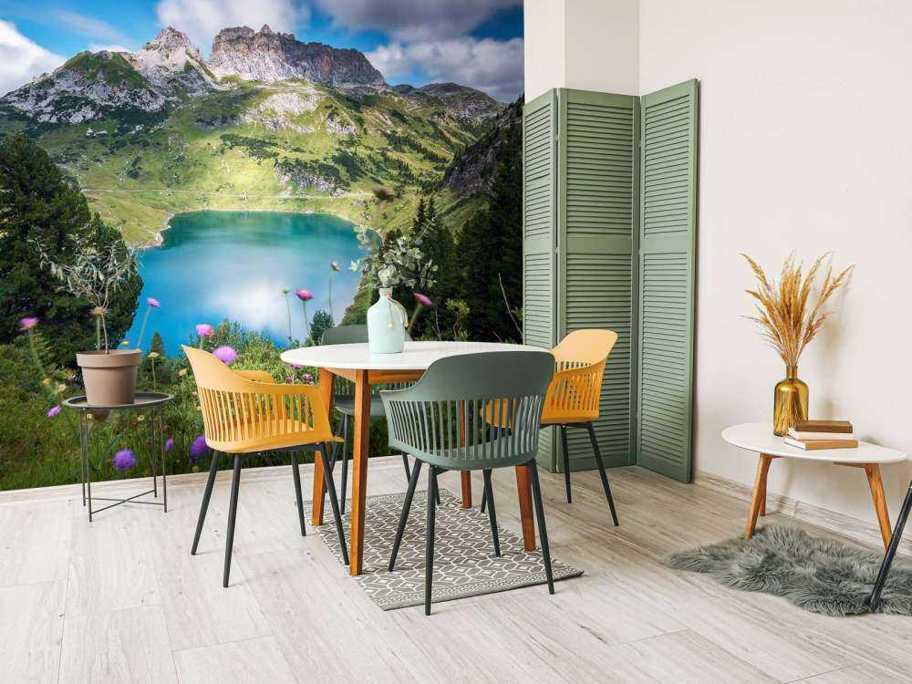 Bergmeer met wilde alpenbloemen