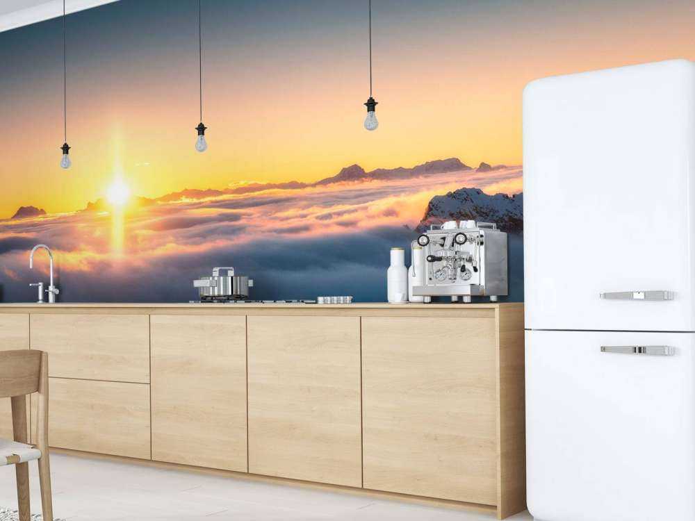 Zonsopkomst boven wolkenzee en bergtoppen