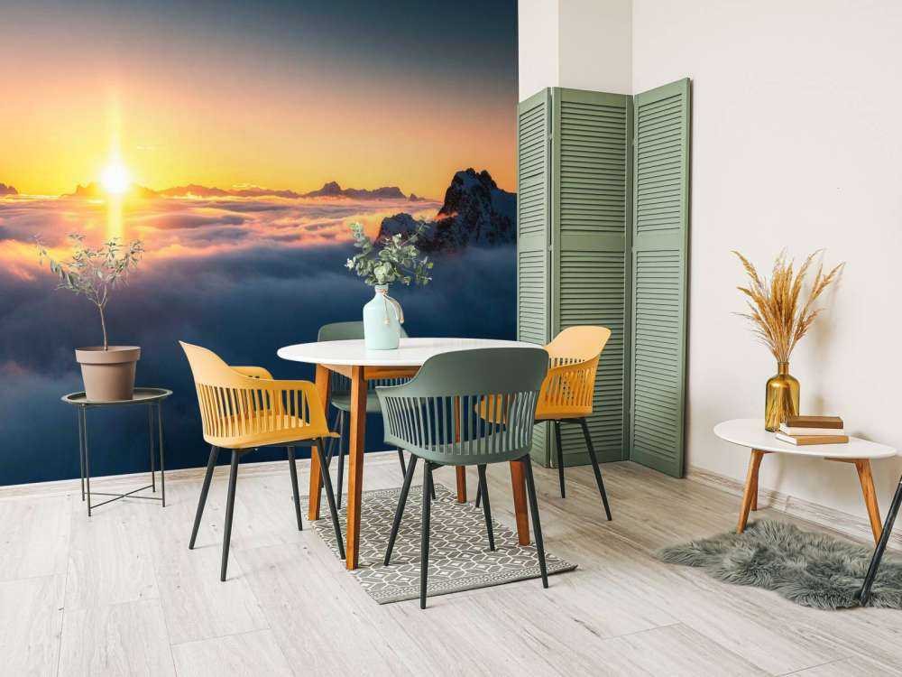 Zonsopkomst boven wolkenzee en bergtoppen