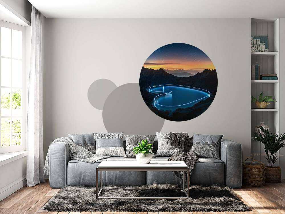 Lichtpad rond bergmeer bij nacht