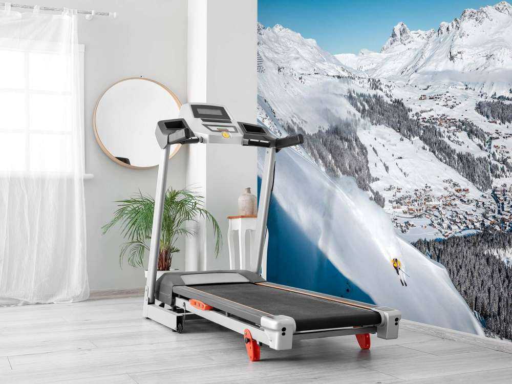 Afdaling boven alpendorp in sneeuw