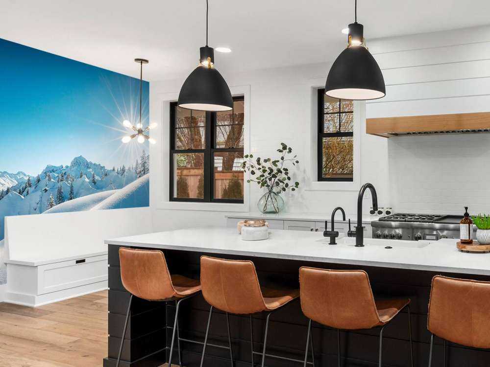 Zonlicht over glinsterende sneeuwheuvels