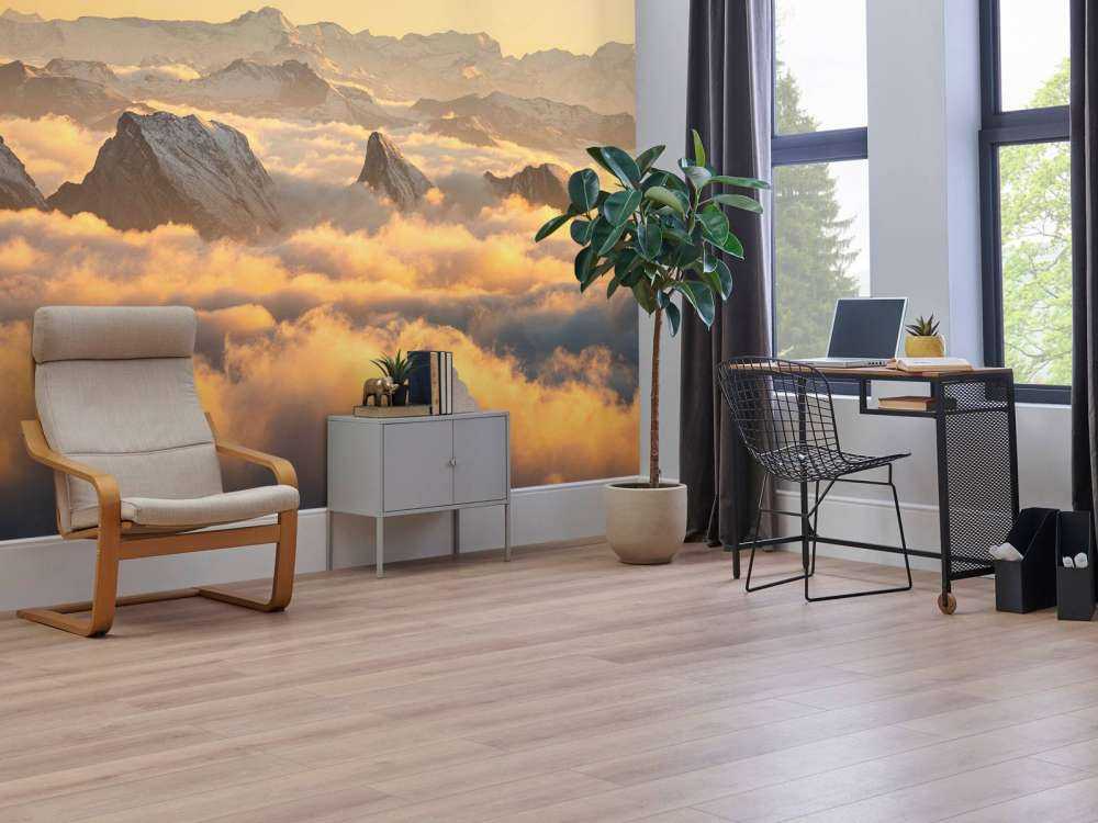 Bergpieken boven gouden wolkenzee