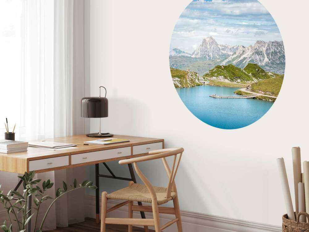 Helder bergmeer in zomervallei