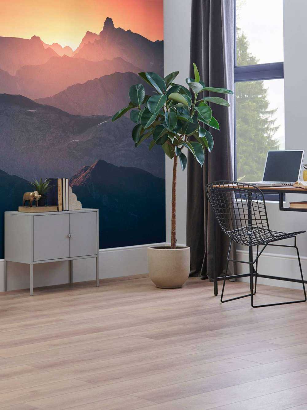 Zonsopkomst over paarse bergflanken