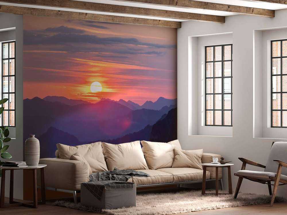 Zonsondergang boven paarse berglagen