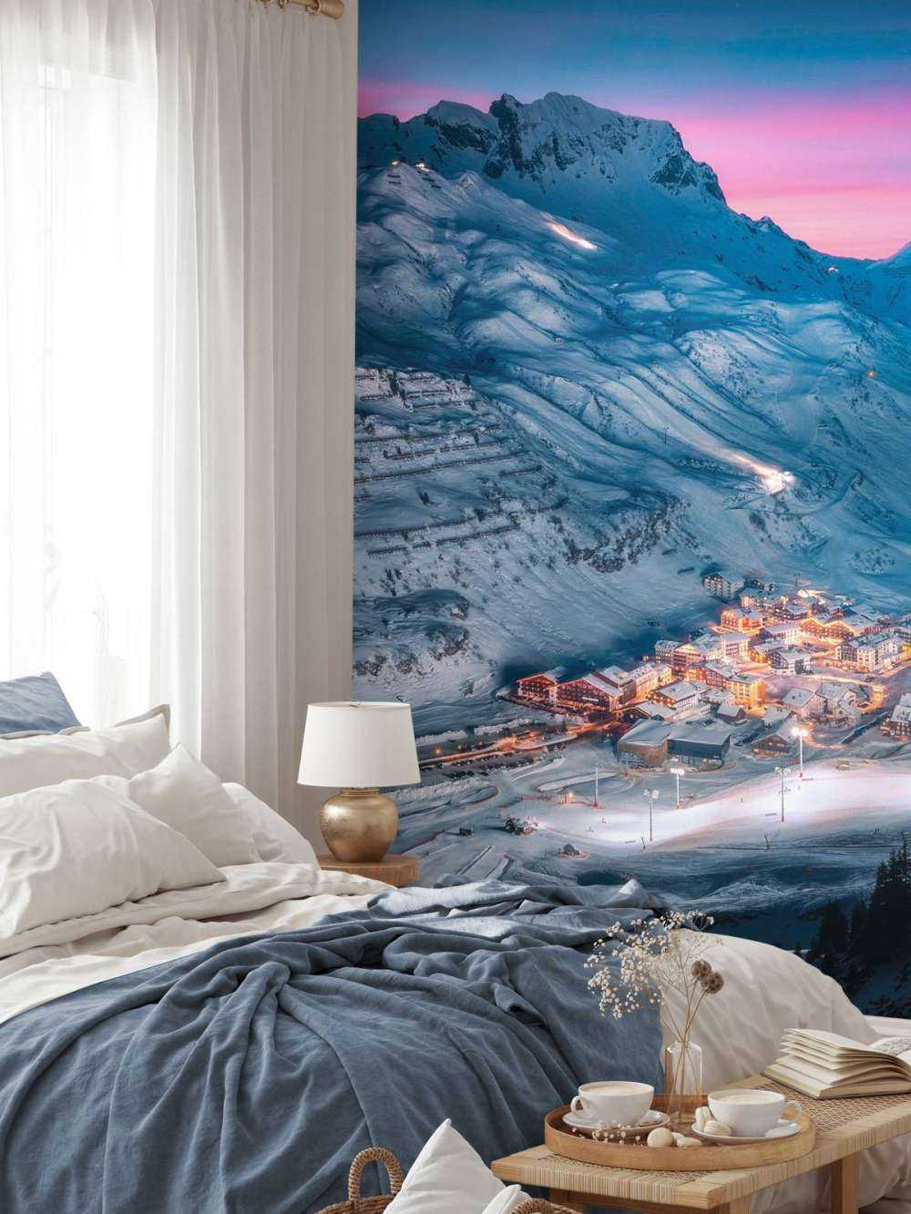 Sneeuwdorp onder paarse avondlucht