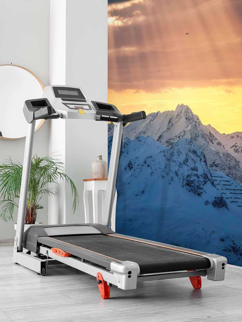 Zonnestralen boven besneeuwde bergtoppen