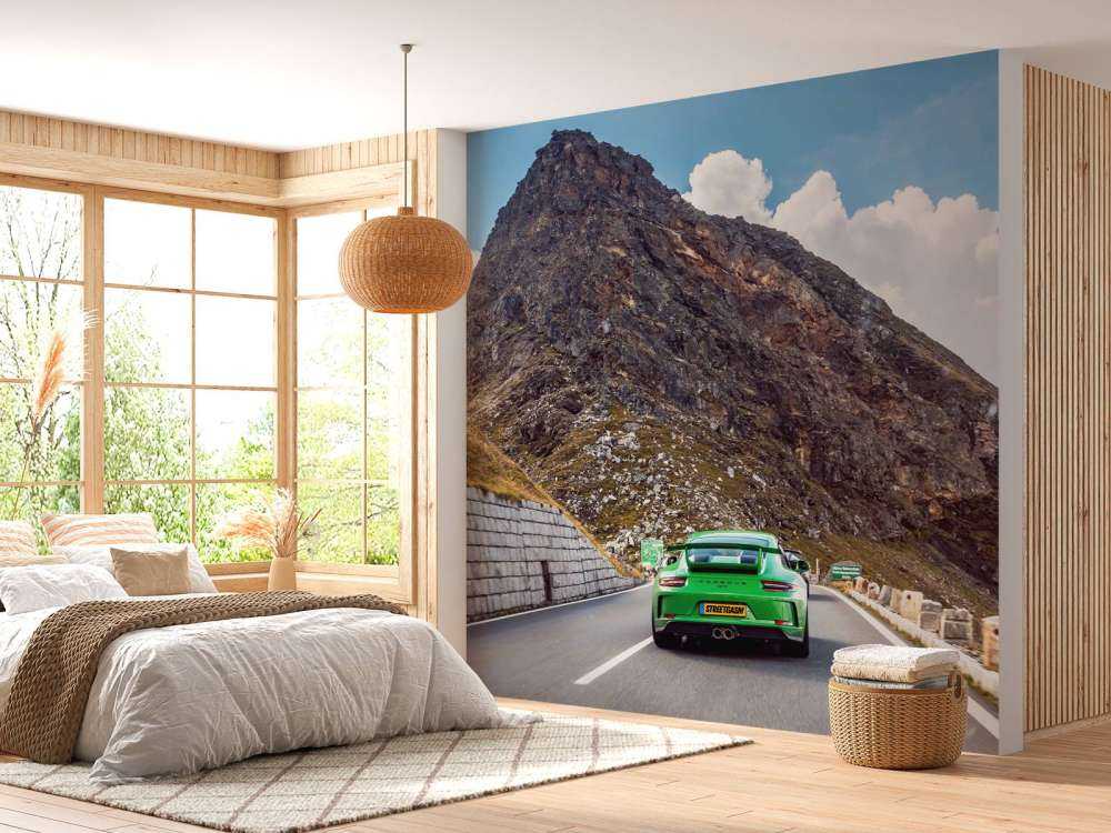 Bergpas met sportauto