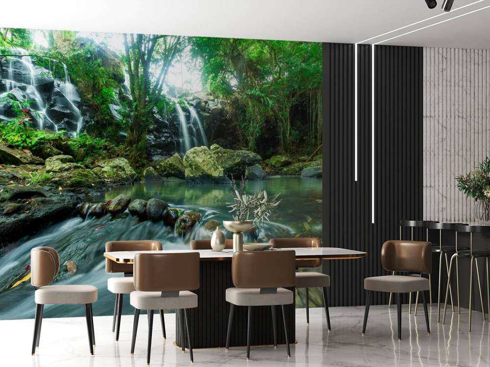 Waterval door een tropisch regenwoud