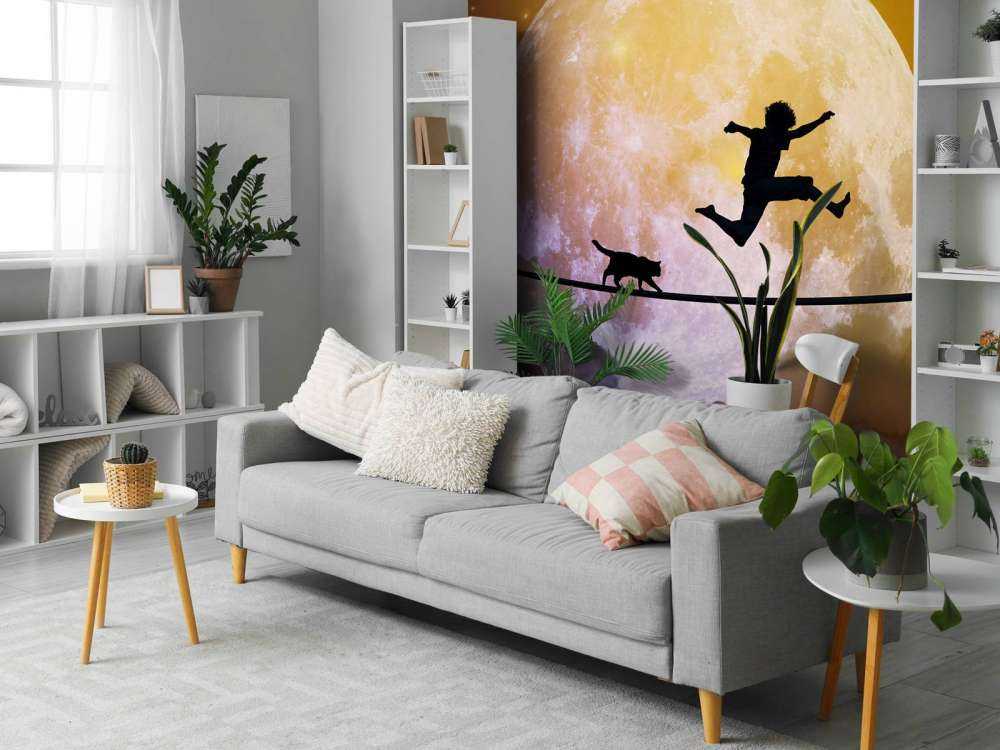 Gelukkige tiener en kat op een koord langs de maan