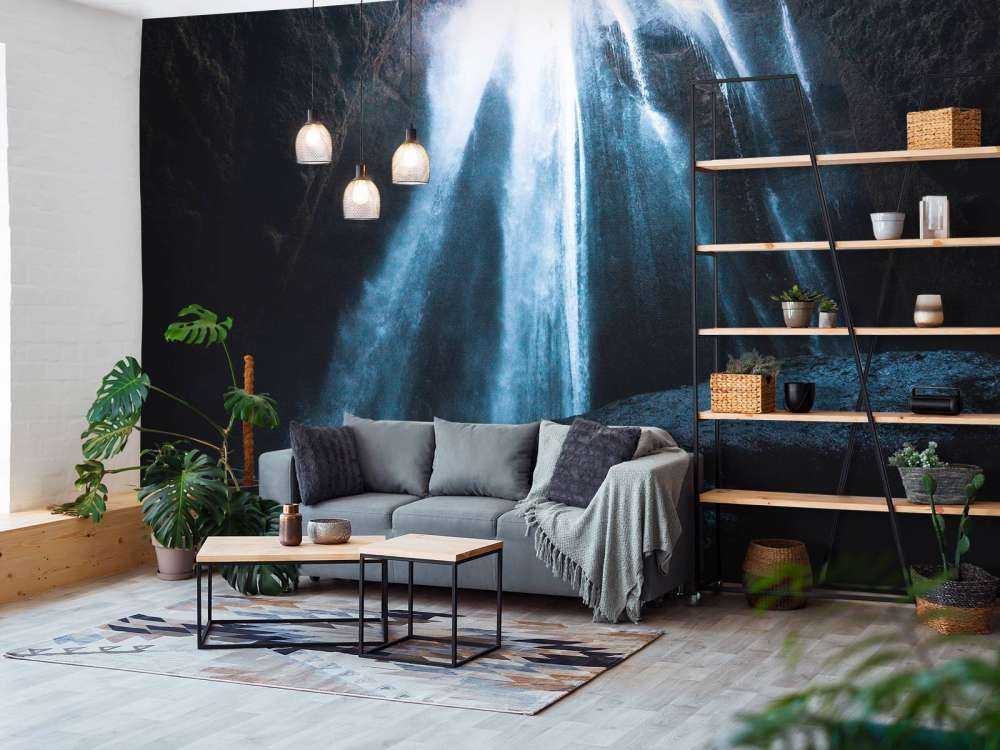 Waterval naar een donkere grot