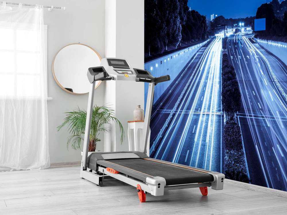 Verlichte snelweg in de avond