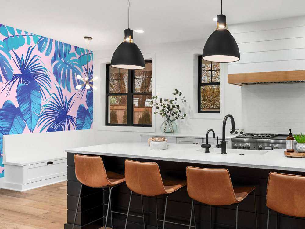 Tropische bladeren met een roze achtergrond