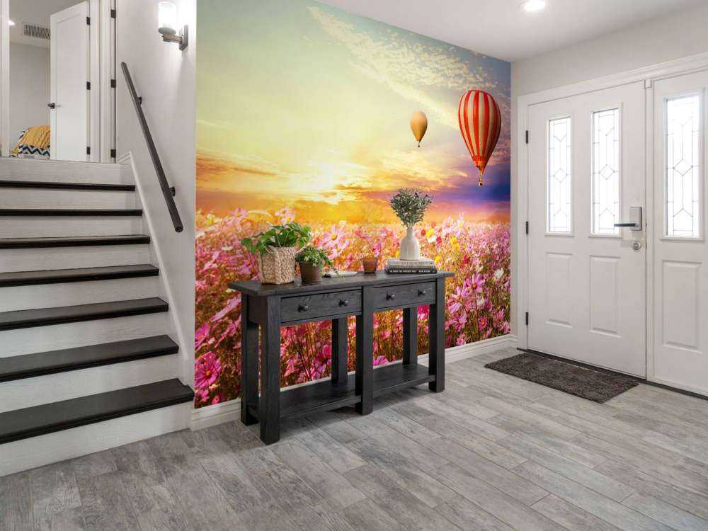 Luchtballonnen boven een bloemenveld