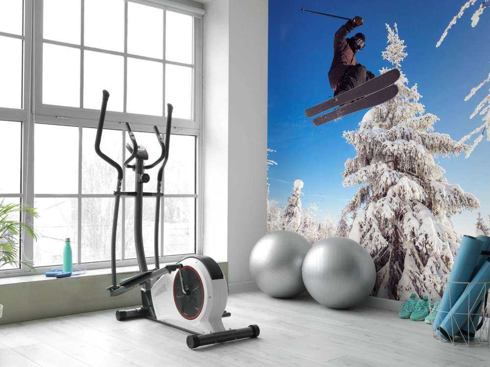 Skiër maakt een hoge sprong