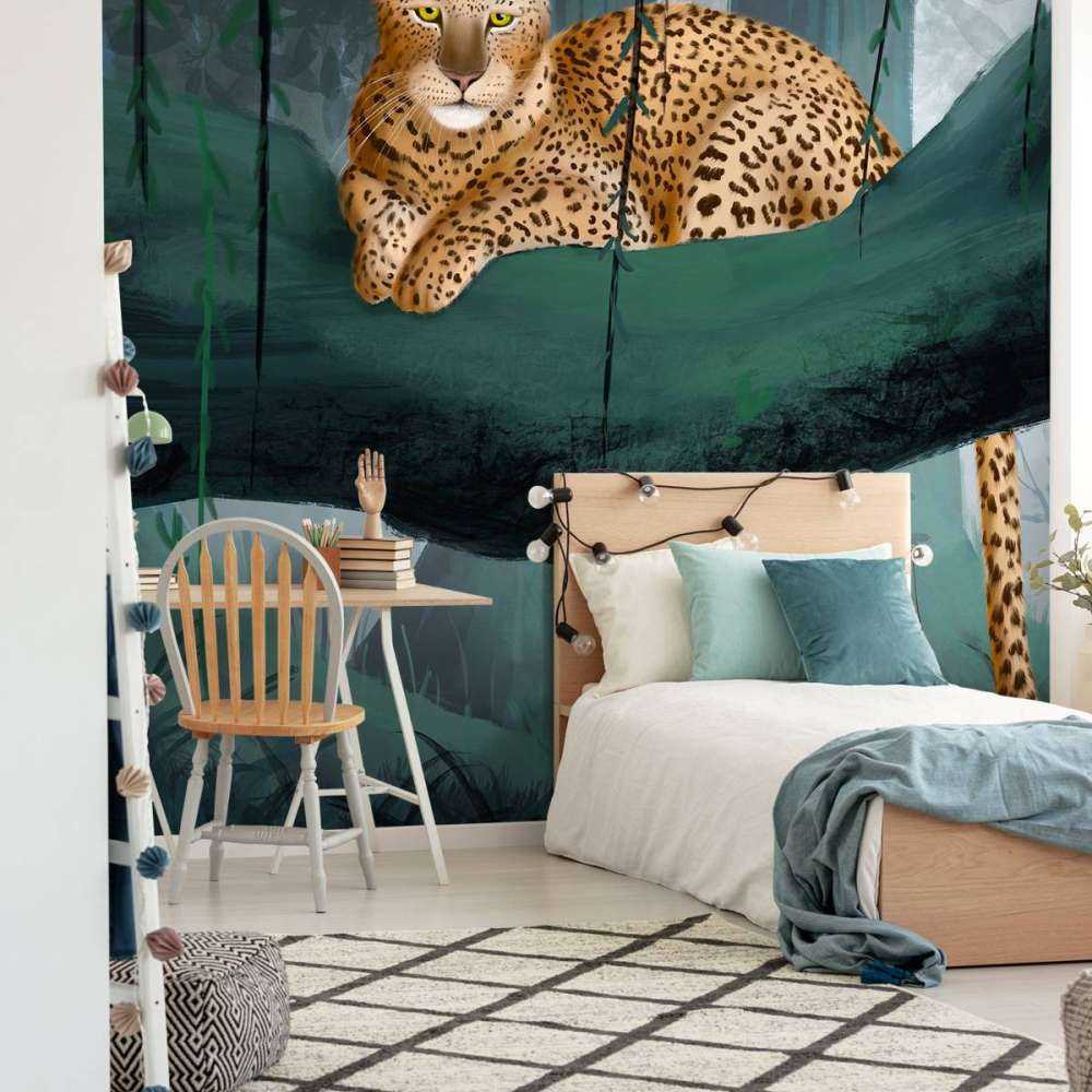 Jachtluipaard op een tak