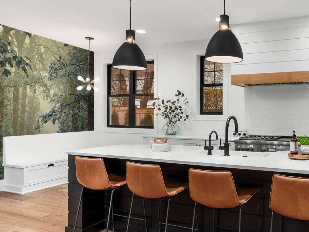 Pad door bos met mist