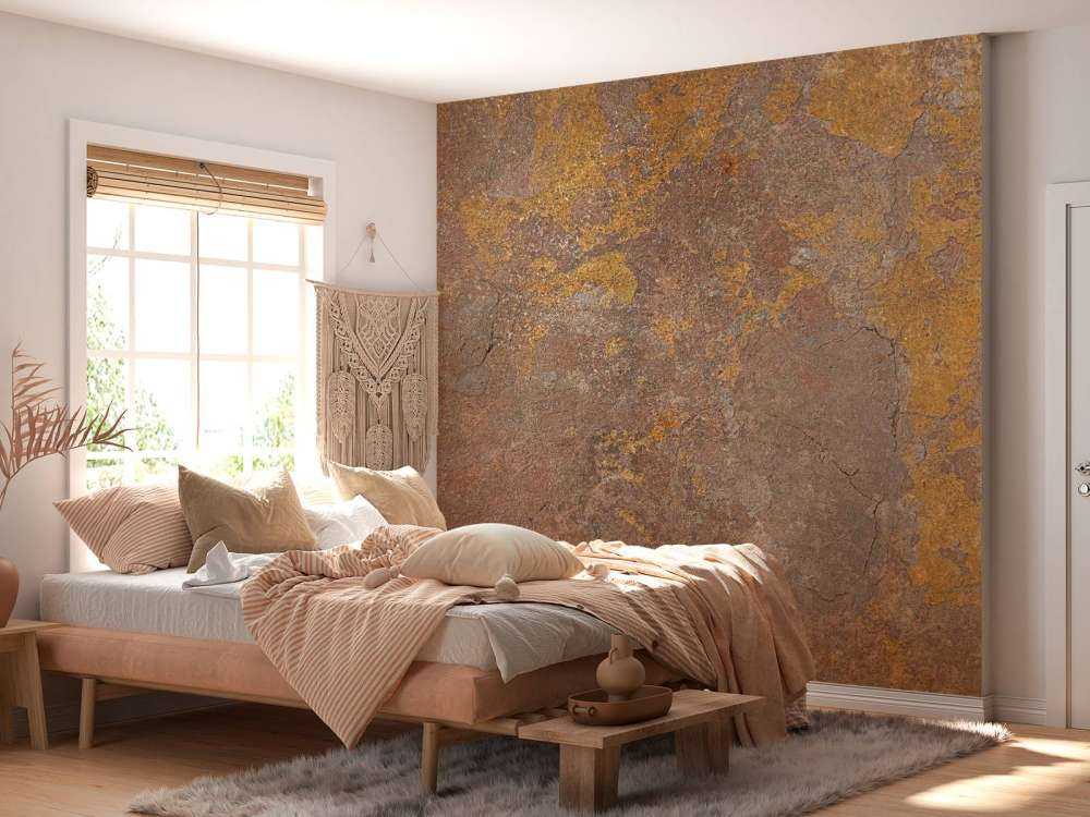 Oude muur met gele stuc