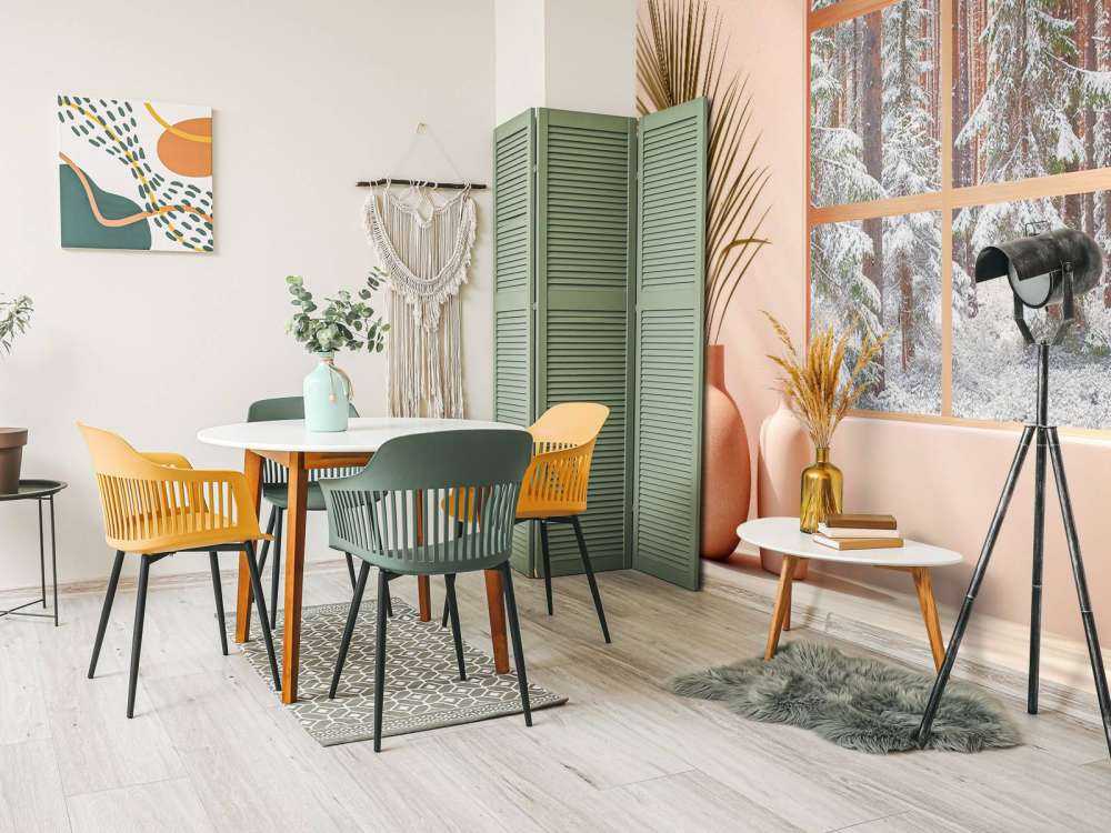 Sneeuwstilte in dennenbos