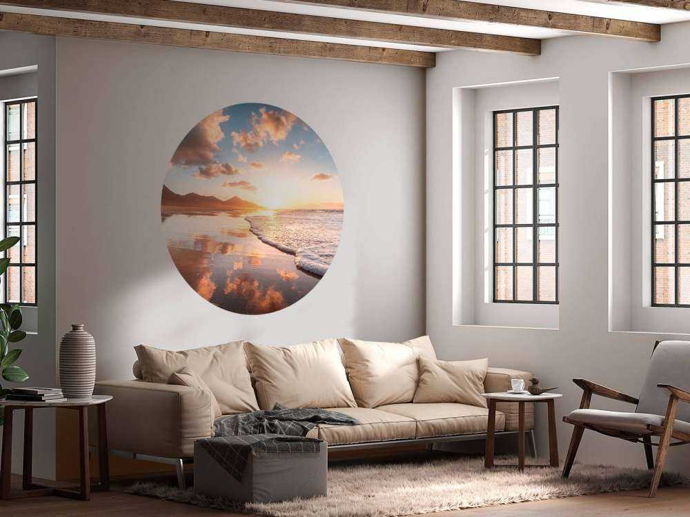 Gouden zonsondergang aan stille kust