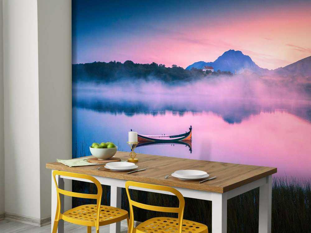 Mistige zonsopgang aan het meer