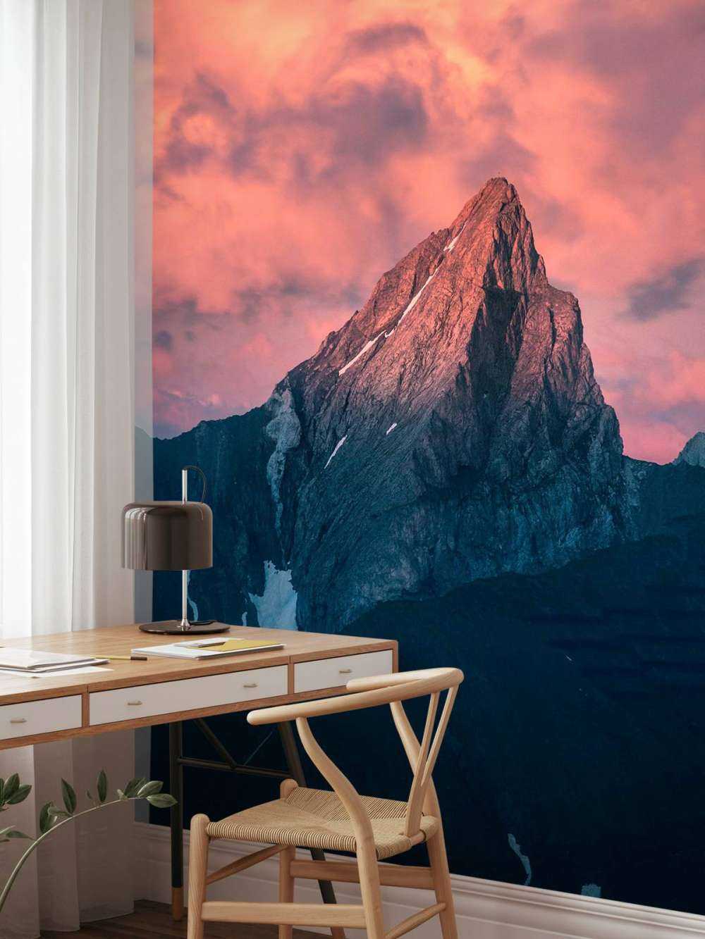 Bergspits in vurige schemer