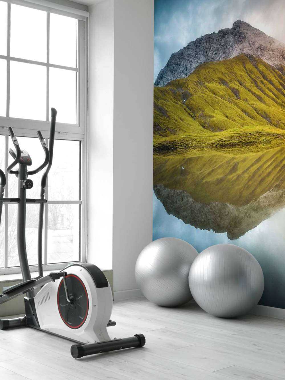 Bergtop weerspiegeld in ochtendlicht