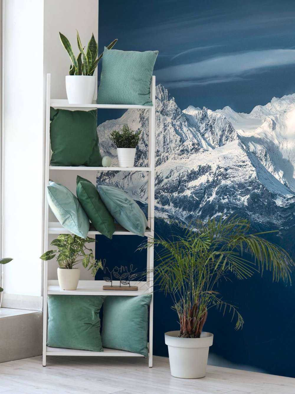 IJsblauwe toppen in stilte